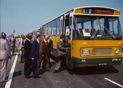 Minister Westerterp stapt in de gele streekbus, Ravenstein 1975 (foto: fotograaf onbekend, collectie BHIC nr. RVS-002654)