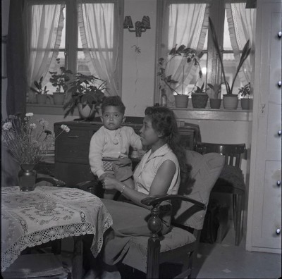 Moeder met kind in woonoord Lunetten, Vught jaren 50 (foto: J. Ahrens, collectie BHIC nr. 1634-016527)