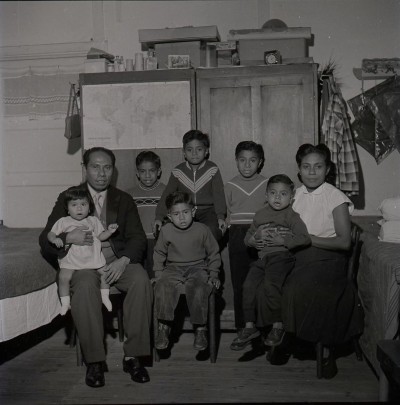 Familie Behoekoe-Nam Radja op Woonoord Lunetten, Vught ca. 1959 (foto: J. Ahrens, collectie BHIC nr. 1634-016528)
