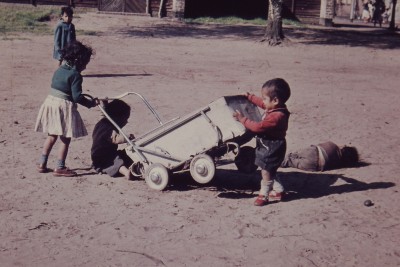 Buitenspelen op woonoord Lunetten, Vught jaren 60 (foto: J. Ahrens, collectie BHIC nr. DCVUG-000259)