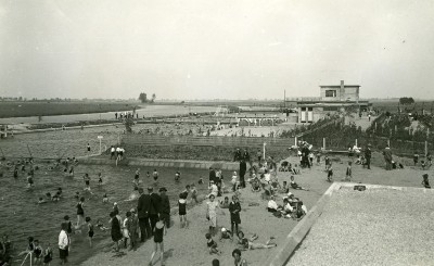 Gemeentelijk zwembad "De Meer" aan de Macharenseweg, Oss 1934 (foto: Fotopersbureau Het Zuiden, collectie Stadsarchief Oss nr. BCO010260)