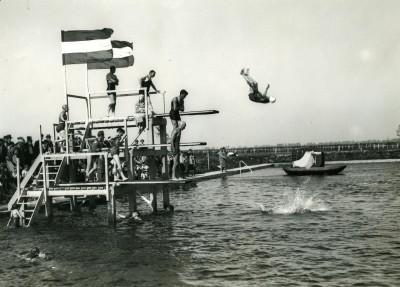 Demonstraties vanaf de duikplanken bij de opening van gemeentelijk zwembad "De Meer" aan de Macharenseweg, Oss 1934 (foto: Fotopersbureau Het Zuiden, collectie Stadsarchief Oss nr. BCO010263) 