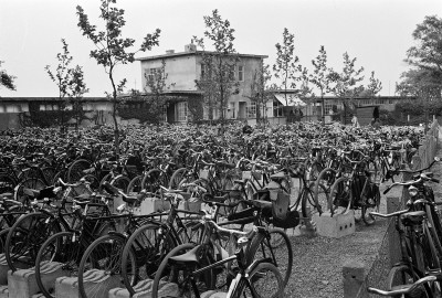 Fietsenzee bij zwembad "De Meer" aan de Macharenseweg, Oss (foto: Daan Scholte, collectie Stadsarchief Oss nr. DSN1276_42522) 