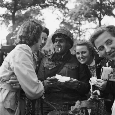 Geallieerde militair bij Osse gezusters Ploegmakers, Oss 21 september 1944 (foto: Leo van den Bergh, collectie Stadsarchief Oss)