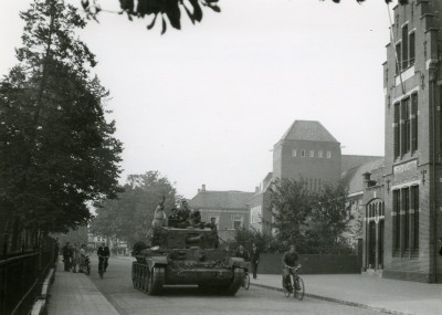 De Britse Cromwell-tank van sgt. Edmunson rijdt door de Molenstraat ter hoogte van het postkantoor, Oss 19 september 1944 (foto: Leo van den Bergh, collectie Stadsarchief Oss nr. BCO010327)