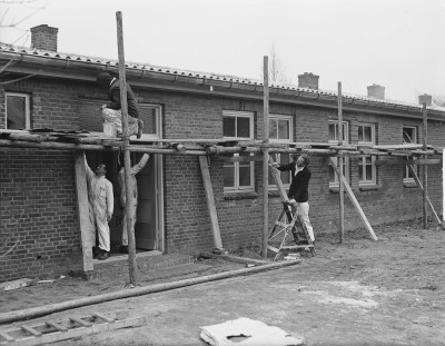 Gereed maken voormalig concentratiekamp Lunetten voor opvang Ambonezen, Vught 1951 (foto: Harry Pot/Anefo, collectie Nationaal Archief nr. 2.24.01.09-904-4683)