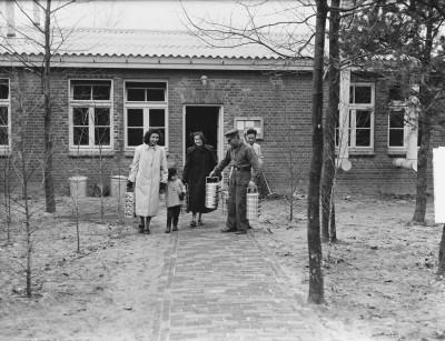 Eerste bewoners arriveren op Woonoord Lunetten, Vught 9 maart 1951 (foto: H. Pot/Anefo, collectie Nationaal Archief nr. 2.24.01.09-904-4686) 