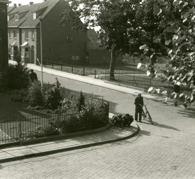 Op de hoek Boterstraat - Molenstraat (voorgrond) liggen guardsman Lumpsden (met helm) en luitenant Claude Duclos van de Welsh Guards, Oss 19 september 1944 (foto: Leo van den Bergh, collectie Stadsarchief Oss nr. BCO010322)