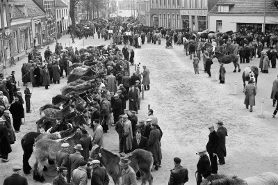 De paardenmarkt op de Heuvel, gezien vanaf Peperstraat richting Hooghuisstraat, Oss (foto: Daan Scholte, collectie Stadsarcief Oss nr. DSN1366_45015)
