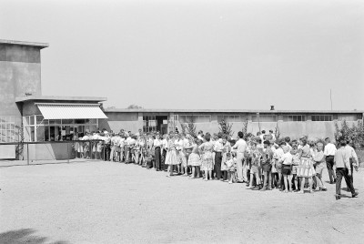 Lange rij met jongens en meisje staat voor de kassa van het zwembad aan de Macharenseweg, Oss (foto: Daan Scholte, collectie Stadsarchief Oss nr. DSN1264_42194) 