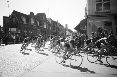 Ronde van Oss. Het peleton jaagt vanaf de Hooghuisstraat de Linkensweg op, Oss (foto: Daan Scholte, collectie Stadsarchief Oss nr. DSN1313_43558) 