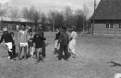 Spelende kinderen, Vught 1951 (foto: Fotopersbureau Het Zuiden, collectie BHIC nr. 1634-008594)