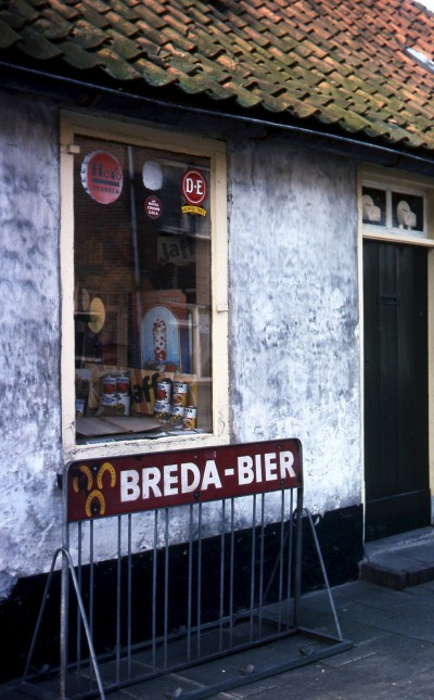 Breda-bier bord voor een café in Vught (1975).