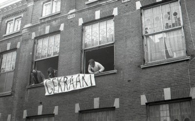 Kraakactie Papenhulst. Dit voormalige ziekenhuis Joan de Deo is gekraakt op 17 april 1978, 's-Hertogenbosch (foto: Erik van Zwam, collectie Brabants Actieverleden/BHIC nr. 1954-I-000030)