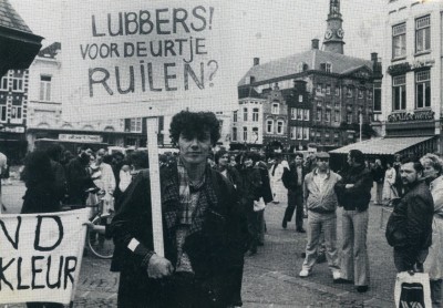  Op de Bossche Markt demonstratie tegen de bezuinigingen van kabinet Ruud Lubbers, 's-Hertogenbosch jaren 80 (foto: BHIC, collectie Brabants Actieverleden/Kleintje Muurkrant nr. 1954-II-B-000375) 