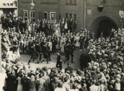 Krijgsgevangenen naar politiebureau op de Grote Berg