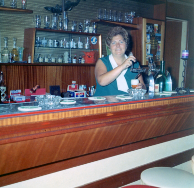 Achter de toog in Budel 1970