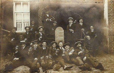 Heeswijk groepsfoto "Hoe wij kermis vieren" (ca. 1922).