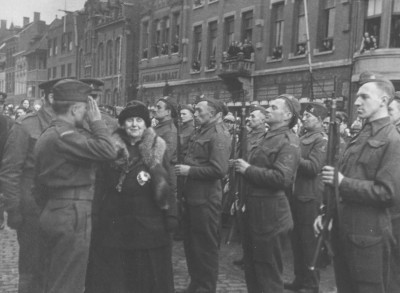 Inspectiebezoek koningin Wilhelmina aan de stoottroepen, Roosendaal 16 maart 1945 (foto: Jan Sturm, collectie West-Brabants Archief nr. K12127)