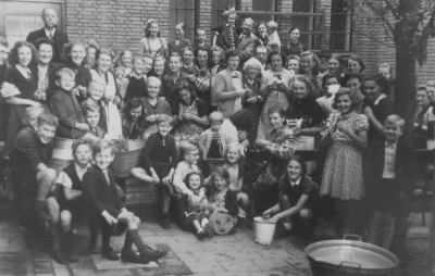 Vrouwen met kinderen die onderdak vonden in klooster Sainte Marie, Molenstraat Roosendaal 1944 (foto: Jan Sturm, collectie West-Brabants Archief nr. K14912)  