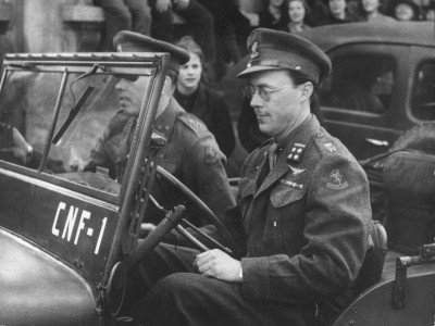 Prins Bernhard tijdens zijn bezoek aan Roosendaal waar hij de beëdiging van officieren van het 1e Bataljon Jagers bijwoonde, Roosendaal 10 april 1945 (foto: Jan Sturm, collectie West-Brabants Archief nr. M10552) 