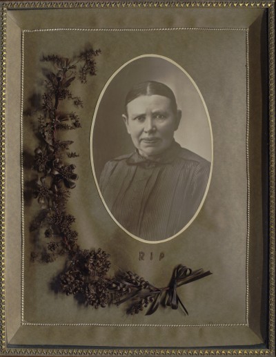 Een haarwerk of haarstuk ter nagedachtenis aan Maria Anna van Riel - Van de Pol (21 september 1863 - 22 maart 1920). 