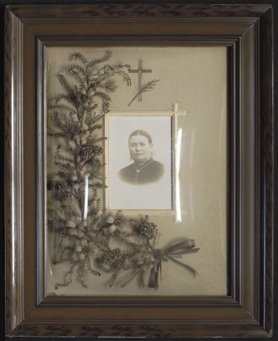 Haarschilderij van Maria Cools (Tilburg 25 november 1868- Tilburg 22 april 1914) in een lijst met gebold glas.