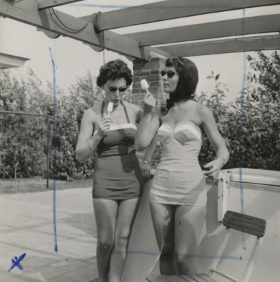 Twee ijs etende mannequins met zonnebril op een terras