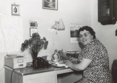 Ria van dijk op het kantoor van haar drogisterij.