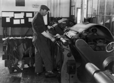 Het produceren van schoenen door de Bata Fabrieken het schaven van het zoolleer, 1950 - 1960