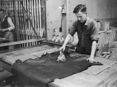 Het produceren van schoenen door de Bata Fabrieken strijken van het leer, 1950 - 1960