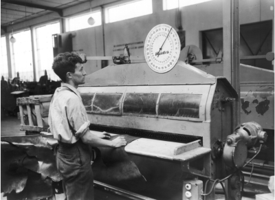 Het produceren van schoenen door de Bata Fabrieken het meten van de dikte van het leer, 1950 - 1960