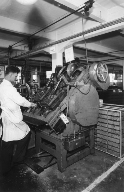 Het produceren van schoenen door de Bata Fabrieken het persen van de achterkappen, 1950 - 1960