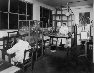Het produceren van schoenen door de Bata Fabrieken het laboratorium, 1950 - 1960