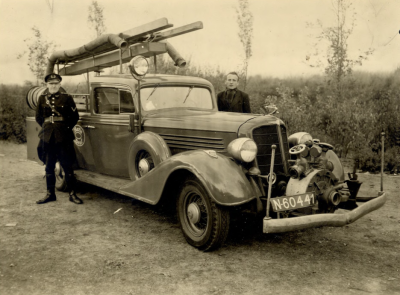 Bedrijfsbrandweerauto van de BATA fabriek Vermoedelijk met naast de wagen links dhr. Overdijk, portier bij Bata, 1945 - 1955