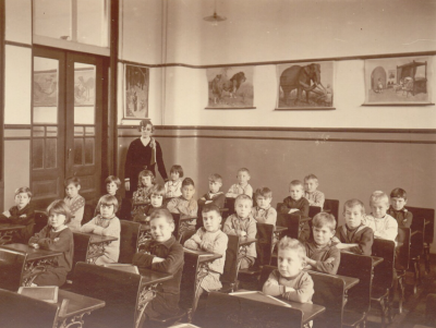 Klassenfoto van een lagere schoolklas in Budel-Dorplein met Juffrouw Verlaak 1925-1928