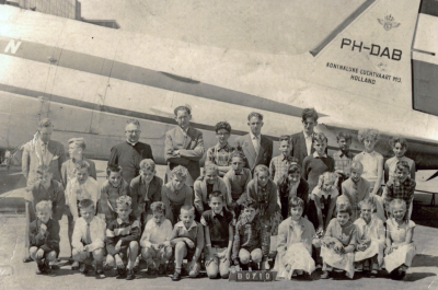 Schoolreis St. Josephschool vierde en vijfde klas naar Schiphol, reis werd betaald door zinkfabriek Budel in 1958.
