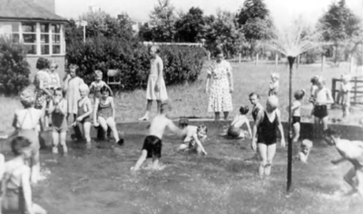 Zwembad met speeltuin in Batadorp, 1952