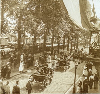 Militaire parade op de Spoorlaan in juni 1905.