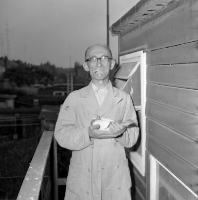 Dhr Jansen met zijn duiven, Eindhoven 1960