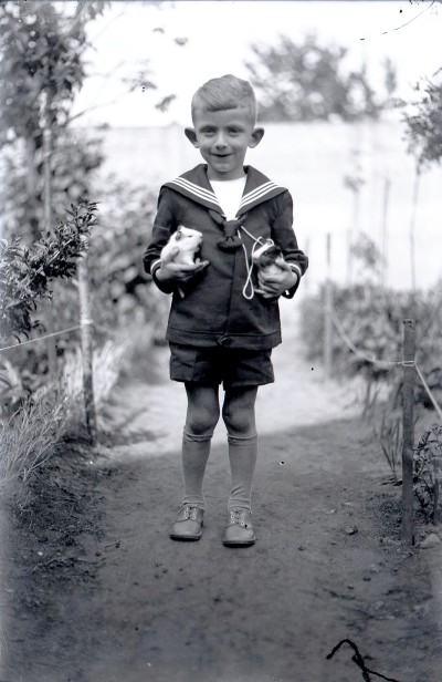 Goirle, Piet de Bont met cavia's (ca. 1914)