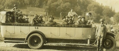 Thieu en Anna achter het stuur (foto: privé-collectie familie Van der Bruggen)
