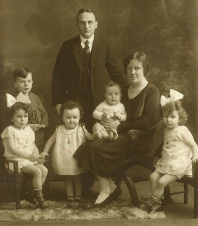 M.A.G. van der Bruggen met zijn echtgenote Anna Wilhelmina Maria Klaassen en hun eerste vijf kinderen, 's-Hertogenbosch ca. 1928 (foto: privé-collectie familie Van der Bruggen)
