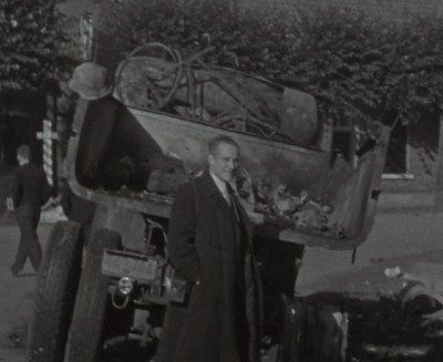 Charles Manders bij een achtergebleven legervoertuig, Sint Anthonis september 1944 (filmstill uit een film van C. Manders, collectie BHIC)