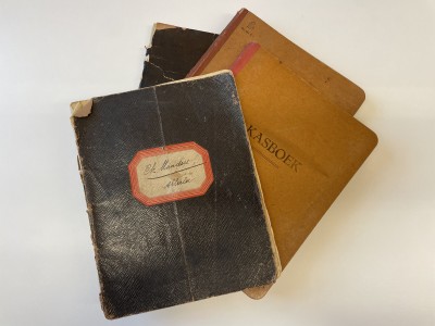 Schriftjes en kasboeken vol aantekeningen van Charles Manders