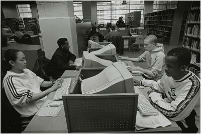 Jongeren achter de computer, Eindhoven 1998 (foto: Jos Lammers, collectie RHCe nr. 0220060)