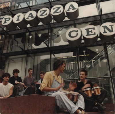  Jongeren maken muziek voor het Piazza Center, 1980 - 1990 (foto: vervaardiger onbekend, collectie RHC Eindhoven nr. 0250438)