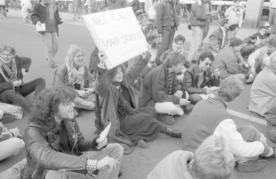 Studentenprotest bij Amrobank aan de Tilburgse Heuvelring 1988, (foto: Persbureau van Eijndhoven, collectie Regionaal Archief Tilburg nr. 1657155153030)