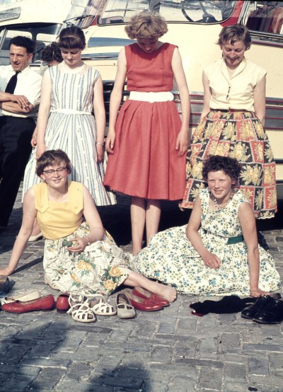 Uitstapje van de missienaaikring uit Den Dungen, 1957 (foto: Kapelaan van Hooff/Parochie St. Michael, collectie BHIC nr. 1775-000432-237)