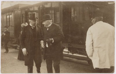 Burgemeester Raupp arriveert op het station te Tilburg  voor zijn plechtige intocht en installatie.